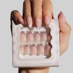 Celebritips Press-On Nails Short Almond How do you like your Rose?